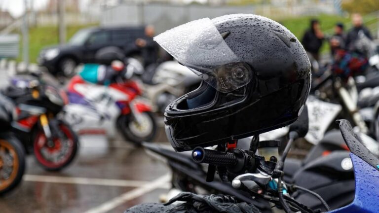 ¿Cómo Prevenir Daños si tu Moto se Moja en Lluvia?